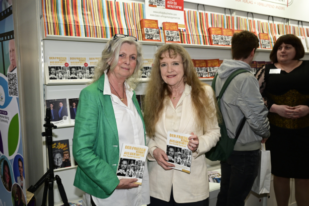 Ulrike Keferstein und Marion Schneider beim Sektempfang zur Lesu